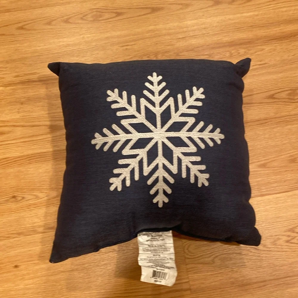 Snowflake outdoor pillow in navy/white